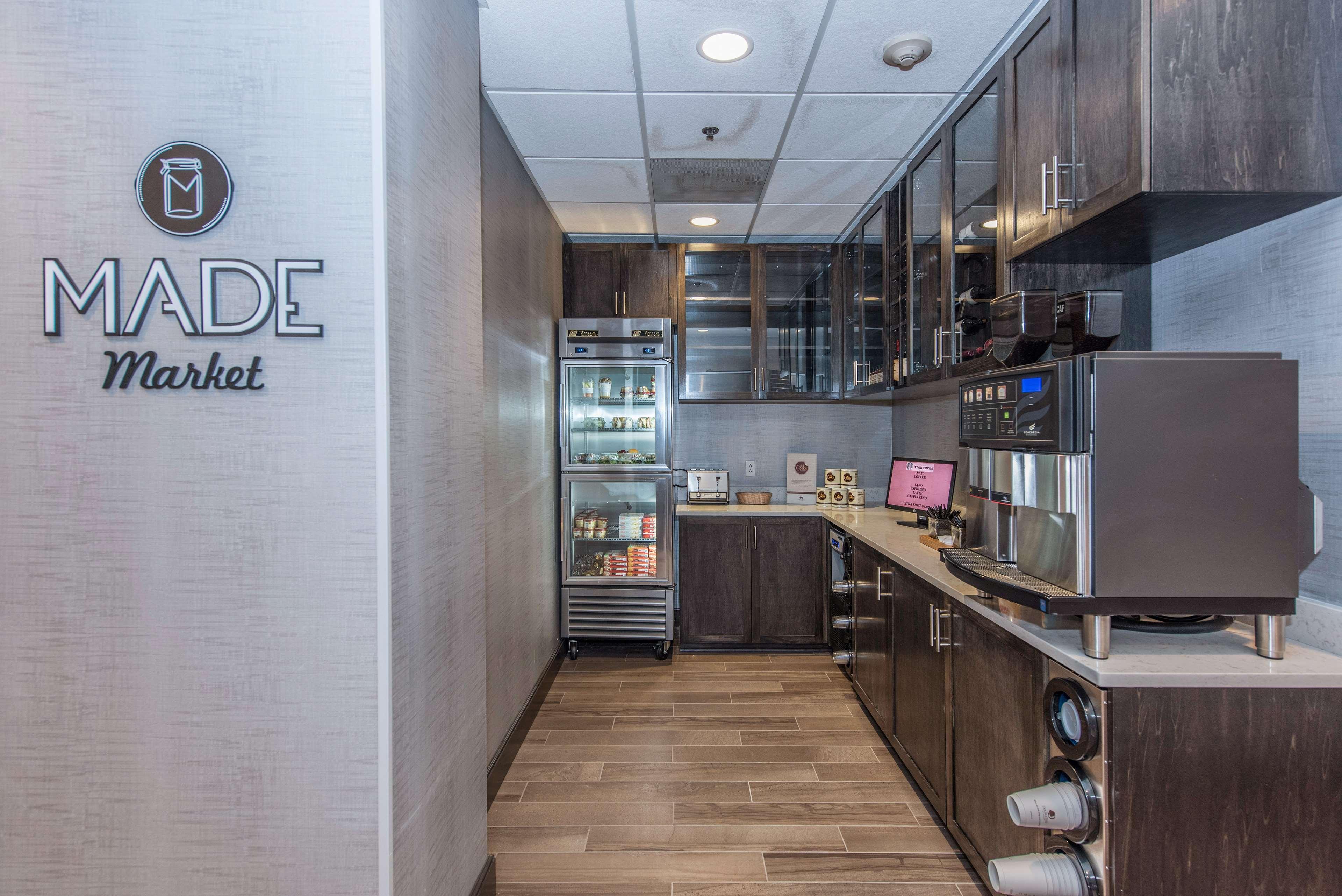 Отель Doubletree By Hilton North Charleston - Convention Center Экстерьер фото