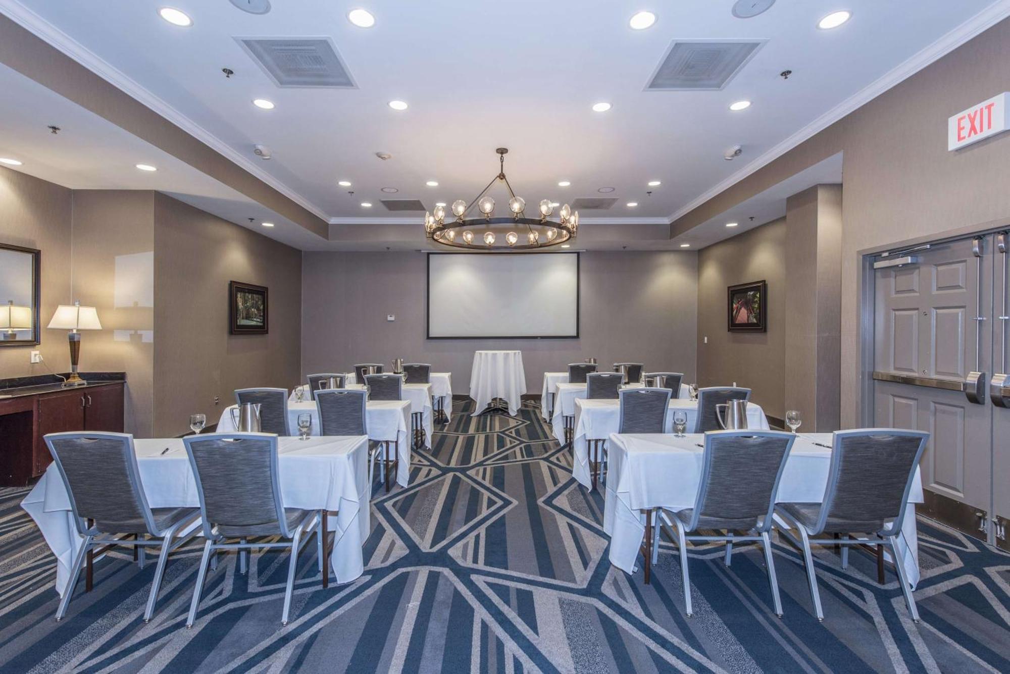 Отель Doubletree By Hilton North Charleston - Convention Center Экстерьер фото