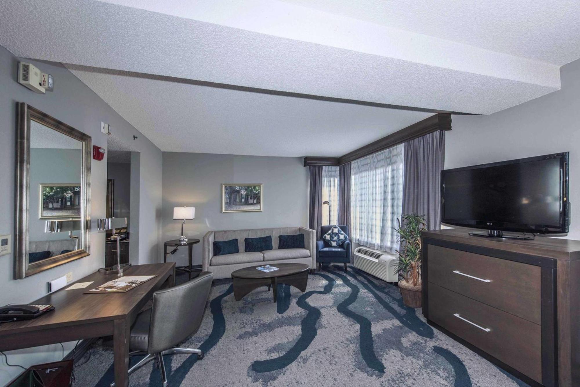 Отель Doubletree By Hilton North Charleston - Convention Center Экстерьер фото