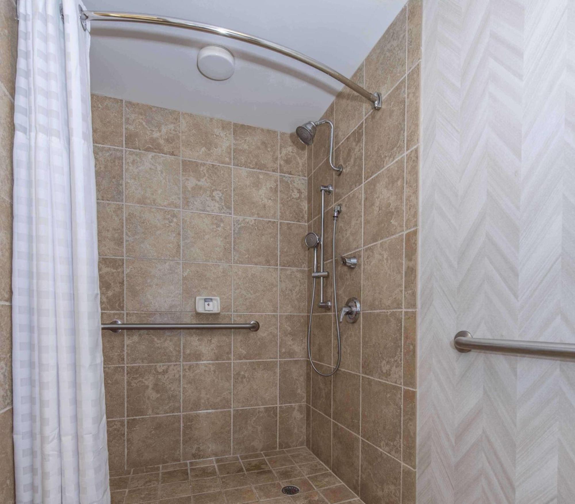 Отель Doubletree By Hilton North Charleston - Convention Center Экстерьер фото
